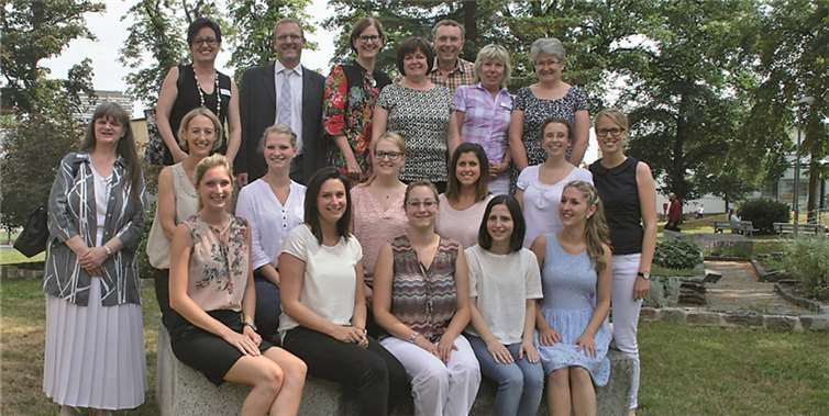 Die Prüfungskommission um Schulleiterin Birgit Eultgem freut sich mit den elf Absolventinnen: Sarah Becker, Tamara Costantino, Elvira Hoffmanns, Lisa Jubelius, Michelle Kaufmann, Helena Lamp, Pia Lenz, Dinah Link, Janina Ockenfels, Janine Schmitz und Lisa Tömmes. Privat