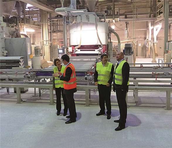 Die Prüfverfahren erläuterte Werkleiter Bernd Mannheim Ministerin Eveline Lemke. WM