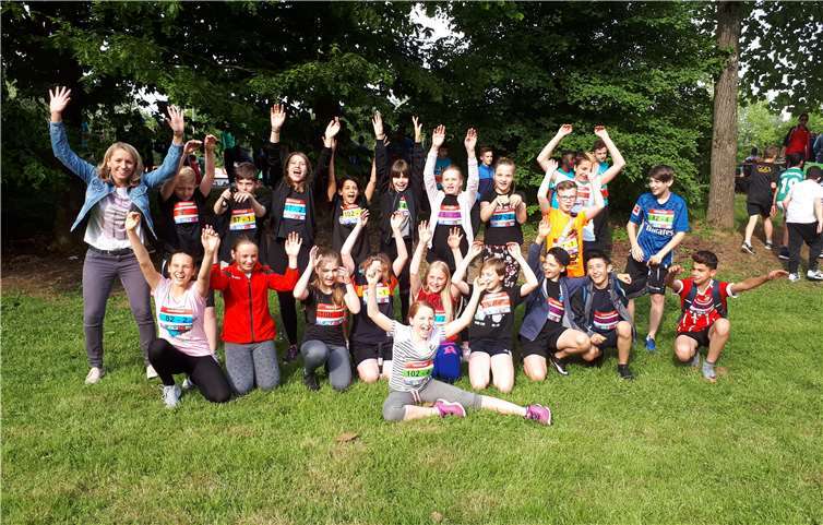Die Puderbacher Schüler freuen sich über ihre erfolgreiche Teilnahme am Deichlauf.privat