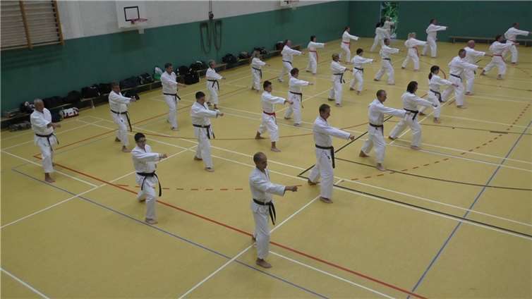 Die Puderbacher Ü 30-Gruppe beim Training.  privat