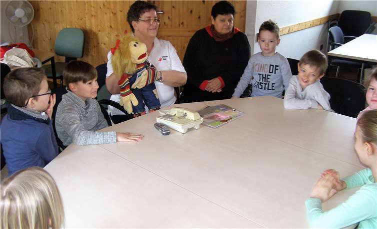 Die Puppe Paula klärte die Kinder darüber auf wie man Notrufe an die Leitstelle leitet.
