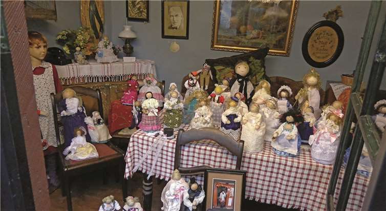 Die Puppen von Beate Land sind momentan im Lahnsteiner Stadtmauerhäuschen zu sehen.Bernd Geil/Stadt Lahnstein