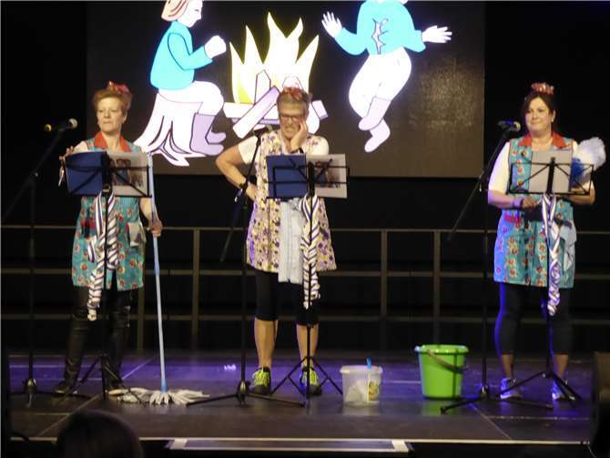 Die Putzfrauen aus dem Rathaus nahmen die Kommunalpolitik aufs Korn.