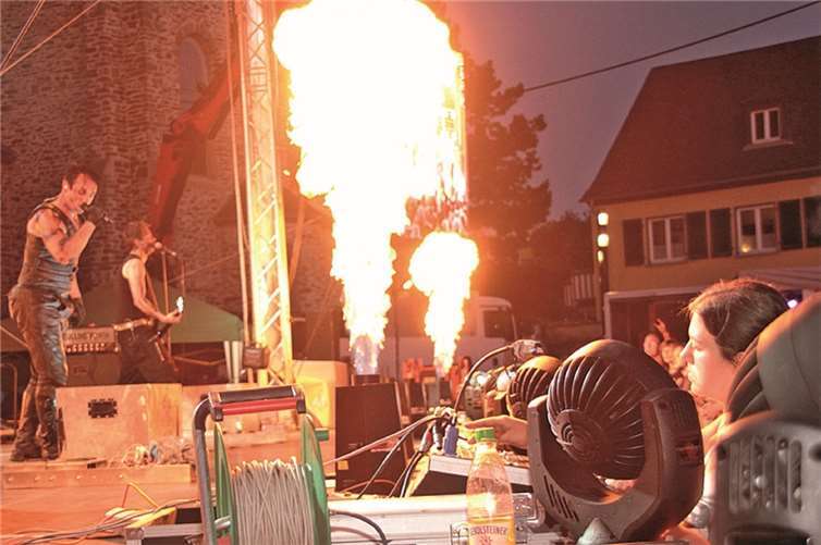 Die Pyro-Technik der Rammstein-Coverband Völkerball stand dem Original in Nichts nach.AND