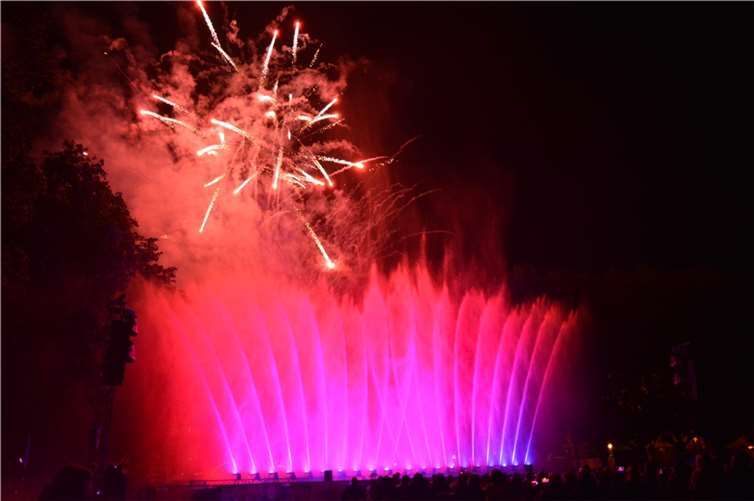 „Danke sagen“ mit Wasser, Licht und Feuer Die Pyrotechnik konnte sich sehen lassen. Foto: CF