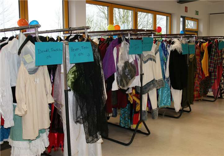 Die Qual der Wahl hatten die Besucher unter hunderten Kostümen, Hüten und Accessoires.