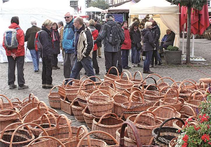Die Qual der Wahl hatten die Marktbesucher beim Korbflechter an der Mariensäule.DL