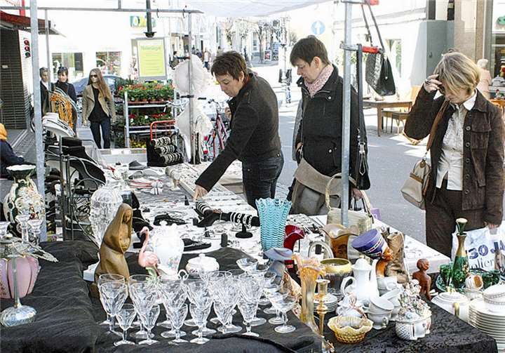 Die Qual der Wahl hatten viele Besucher des Bad Honnefer Antikmarktes angesichts des reichhaltigen Angebots. DL