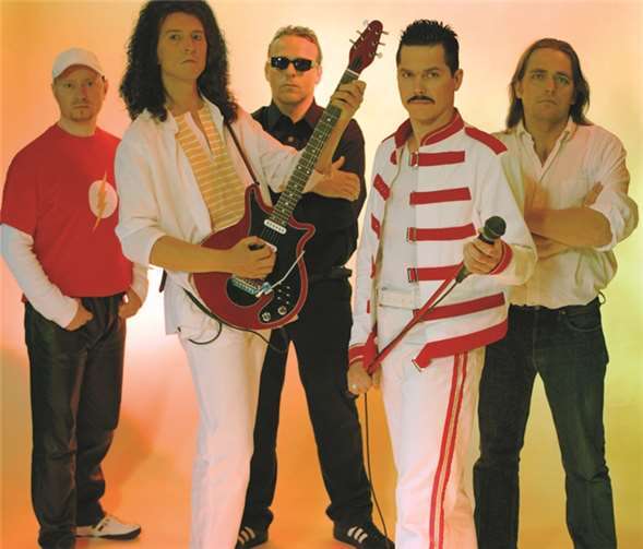 Die „Queen Revival Band“ wird mit ihren Hits die Besucher verzaubern. privat