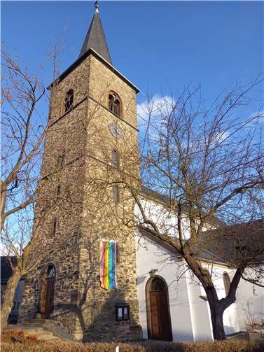 Die Queer-Fahne hängt ander Kirche in Mertloch.  Foto: privat