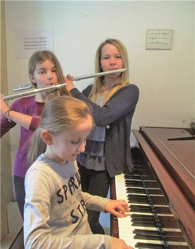 Die Querflöten- und Klavierschule beim Proben. KMS