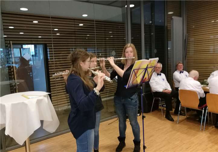 Die Querflötenspieler Lisa, Alessa und Lara Sofie der Rheinischen Musikfreunde aus Kettig mit vorweihnachtlichen Darbietungen. Privat