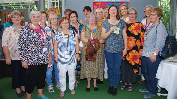 Die Quilt-Künstlerinnen präsentieren ihren Arbeiten. Foto: privat