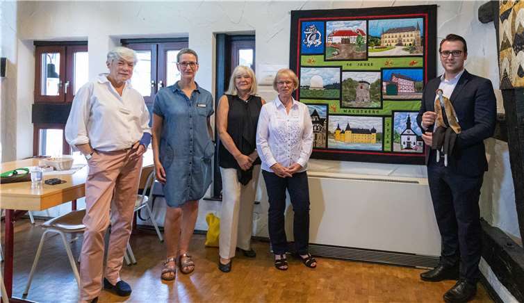 Die „Quiltwachteln“ Gabriele Böhlken-Nagel, Annelore Walz, Marlies Matteck und Brigitte Pfeiffer übergeben dem stellvertretenden Bürgermeister Christian Stock einen kunstvollen Wandquilt.Fotos: -CEW-