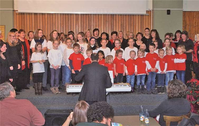 Die Quodlibetis-Kinderchöre boten in der Schützenhalle Weihnachtslieder dar. Herbert Hennes