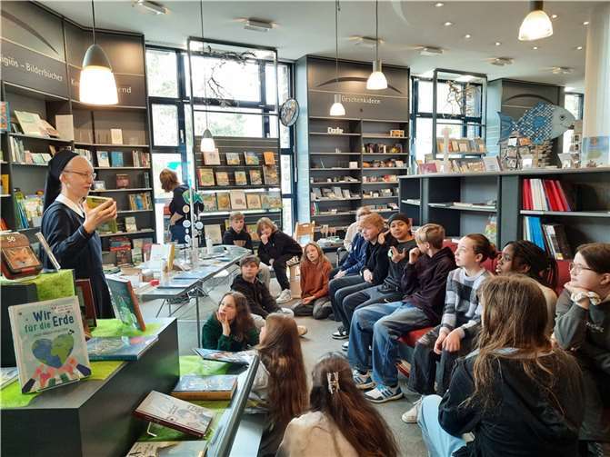Die RS Plus - Klasse 6c in der Buchhandlung des Schönstatt-Verlages. Quellen: Schönstatt-Verlag