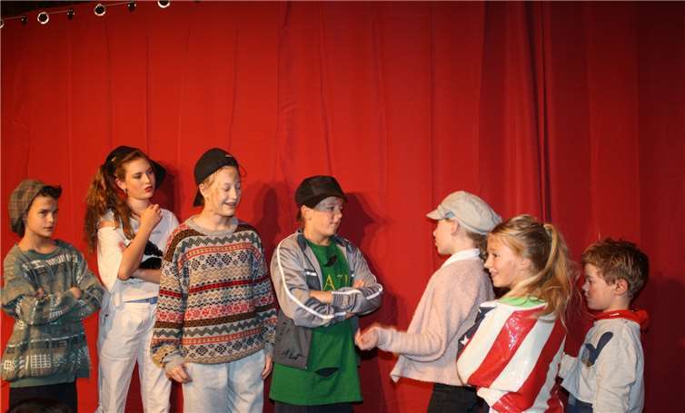 Die Rabauken-Truppe von Herdmanns lässt sich zurTeilnahme am Krippenspiel überreden.