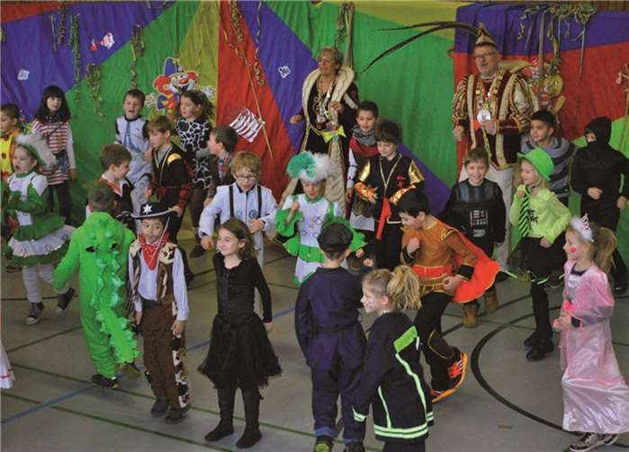 Die Rabenklasse 2a und die Eulenklasse 2b mit dem Theosong. Das Zissener Prinzenpaar machte spontan mit.