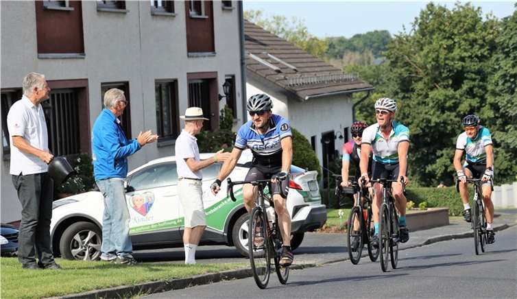 Die Radfahrer konnten sich über Unterstützung vom Straßenrand freuen.