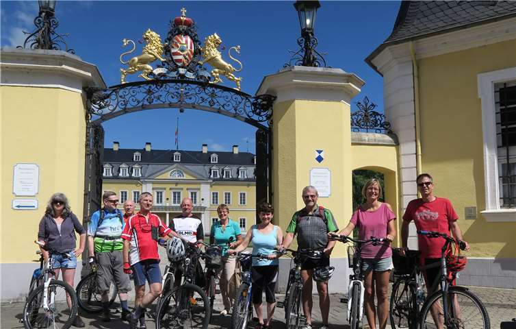 Die Radfahrer treffen sich vor dem Neuwieder Schloss. Copyright: Stadtverwaltung Neuwied