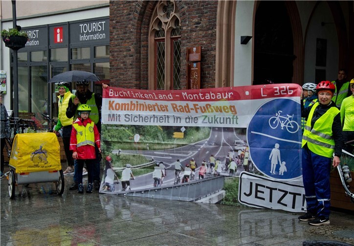 Die Radfahrer verliehen ihremAnliegen auch plakativ Nachdruck.