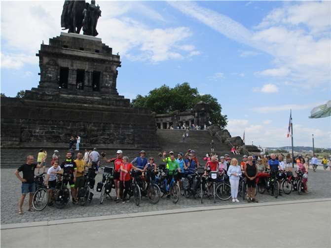 Die Radfahrer:innen vor ihrem Start am Deutschen Eck.  Foto: privat
