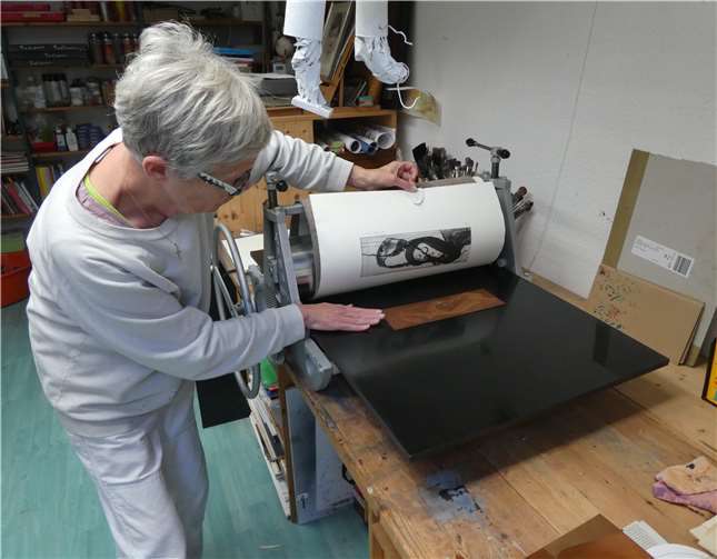 Die Radierung gehört zu den traditionellen Drucktechniken, die bei der nächsten Ausstellung im Mittelpunkt stehen. Das Foto zeigt die Remagener Künstlerin Rosmarie Feuser bei der Arbeit. Foto: Erhard Wacker