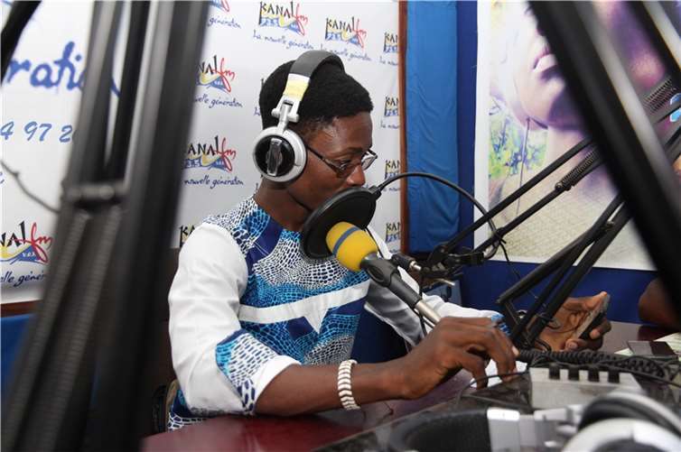 Die Radiostation „Lomé“ gibt regelmäßig einer kleinen Gruppe von Germanistik Studenten Sendezeit zur Verfügung.