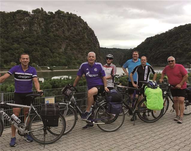 Die Radler am wunderschönen Rhein vor der sagenhaften Loreley.privat