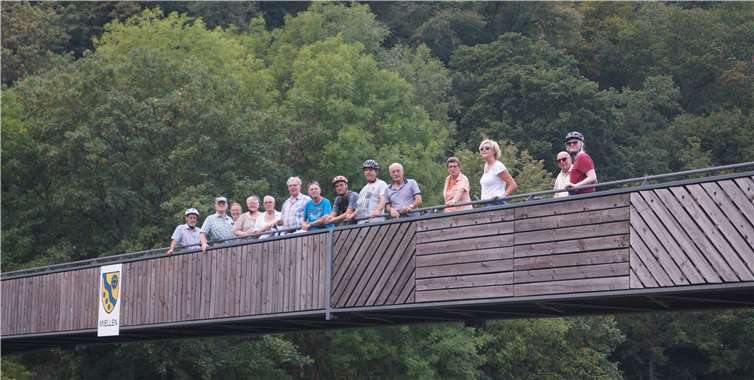 Die Radler auf der hölzernen Lahnbrücke bei Miellen.Foto: privat