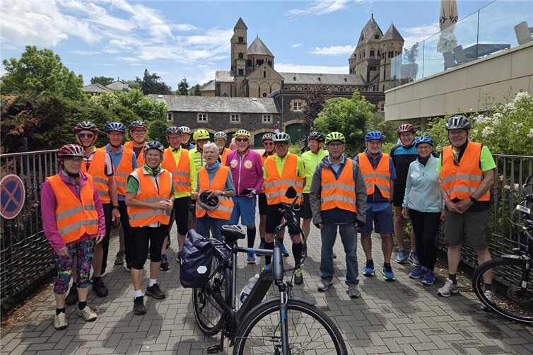 Die Radler des Vereins plus/minus 60 aktiv besuchten Maria Laach