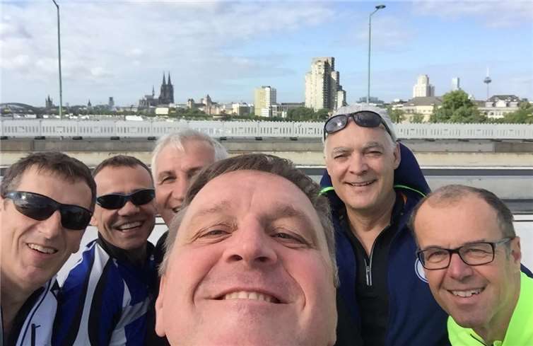 Die Radler mit dem Dom im Hintergrund. privat