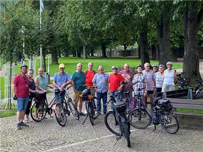 Die Radler starten ihre Tour. Foto: Th. Schneider