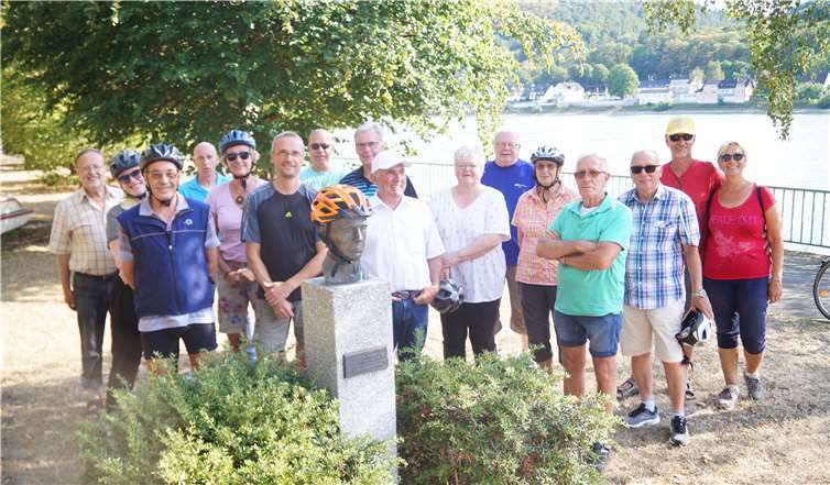 Die Radlergruppe am Adolph-Kolping-Ufer in den Oberlahnsteiner Rheinanlagen, vor der Büste von Adolph Kolping. Fotos: privat