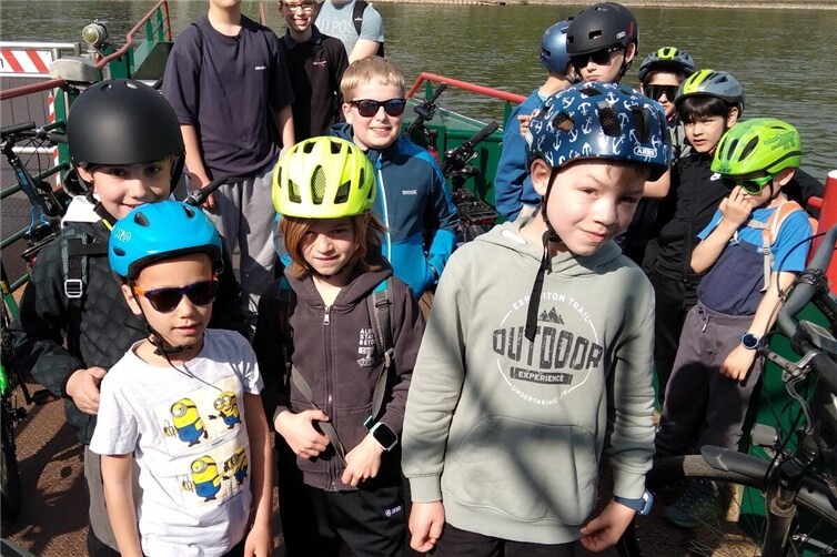 Die Radlergruppe auf der Fähre