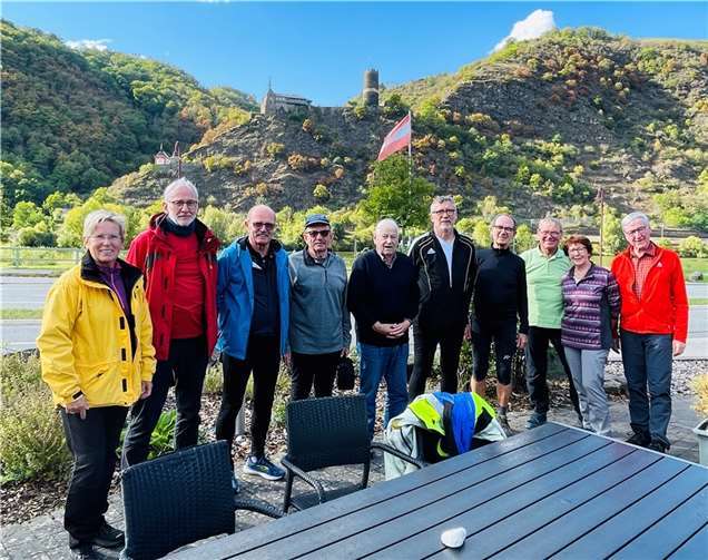 Die Radlerinnen und Radler vor Burg Bischofstein. Quelle: plus/minus 60 aktiv