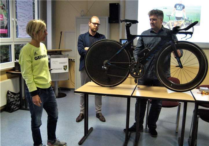 Die Radspitzensportlerin erklärte die Besonderheiten ihres Fahrrads.