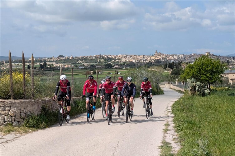 Die Radsportler auf dem Weg von Montuiri zum Puig de Sant Miquel an Tag 4.