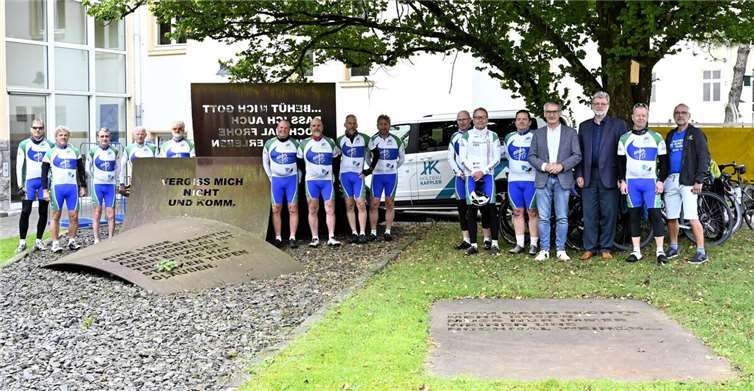 Die Radsportler der Equipe EuroDeK am Mahnmal der Stiftung Scheuern mit Schirmherr Hendrik Hering und Gastgeber Gerd Biesgen beim Start zu einer denkwürdigen Rundfahrt.  Foto: Carlo Rosenkranz, Stiftung Scheuer