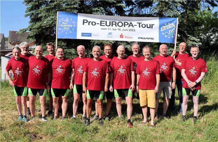 Die Radsportler der Equipe EuroDeK freuen sich mit dem Tour-Banner und im neuen Tour-Shirt auf den Start der „Pro-EUROPA-Tour“.  Foto: Uli Schmidt, Equipe