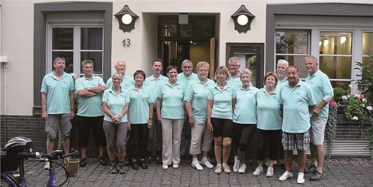 Die Radwandergruppe des TV Jahn Plaidt in ihren neuen Polo-Shirts. privat