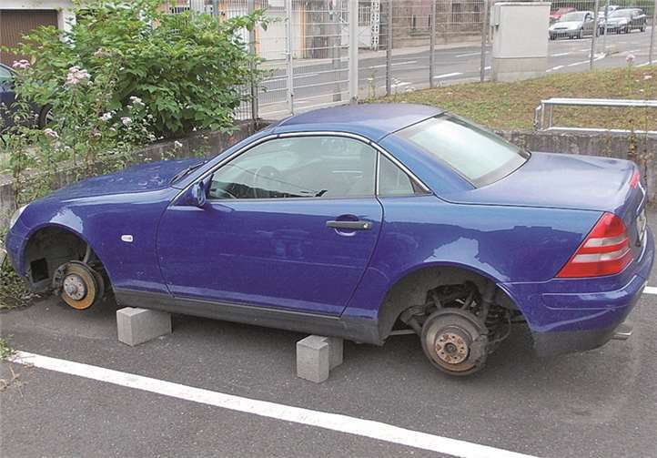 Die Räder des blauen Daimler SLK wurden gestohlen.PP Koblenz