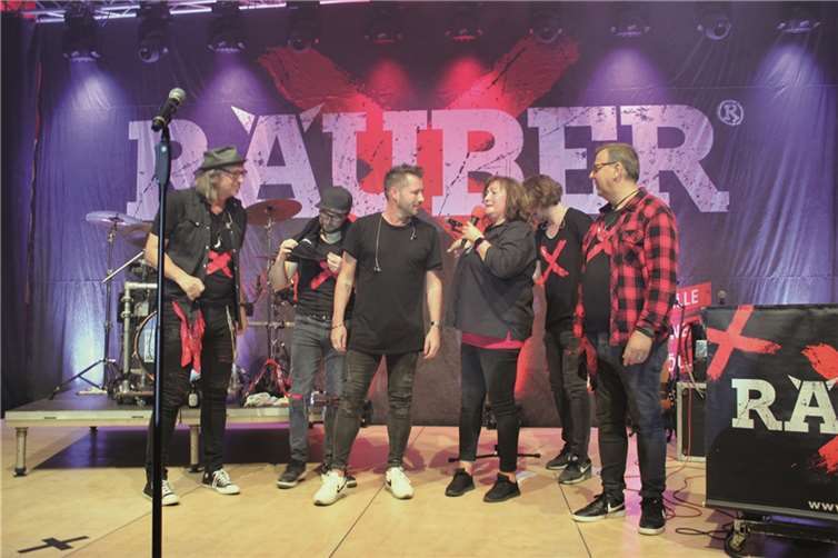 Die „Räuber“ begeisterten mit ihren rockigen und karnevalistischen Songs.