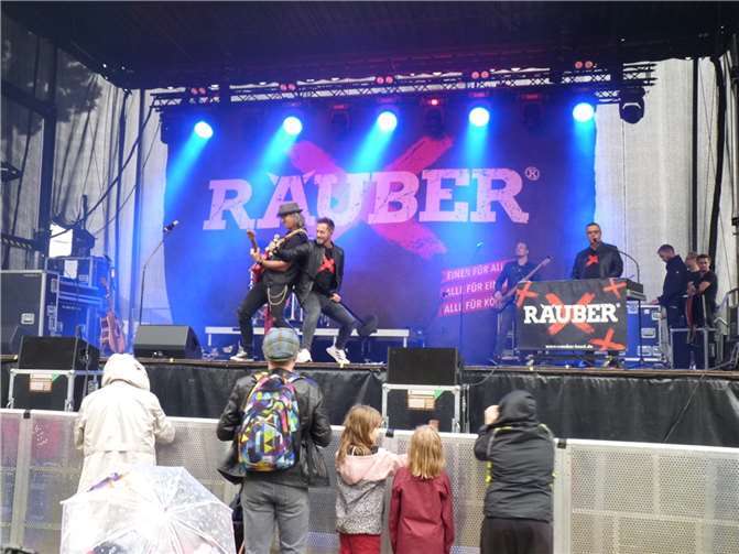 Die Räuber, die echten, aus Köln - der Kurpark gerietaus den Fugen, da war nicht nur am Eigelstein Musik. Foto:HE