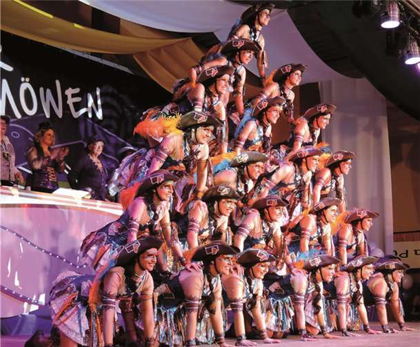 Die „Räuberbräute“ wurden mit tollen Kostümen, enormer Dynamik, vielen Hebefiguren zudem mit faszinierenden akrobatischen Elementen zu einem mitreißenden Erlebnis für das Publikum. BSB