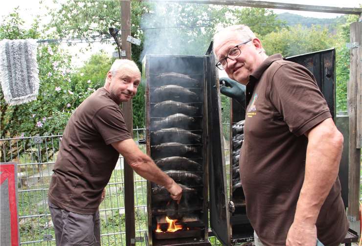 Die Räuchermeister Armin Preller und Heinz Rocher (2. Vorsitzender).Fotos: MFU
