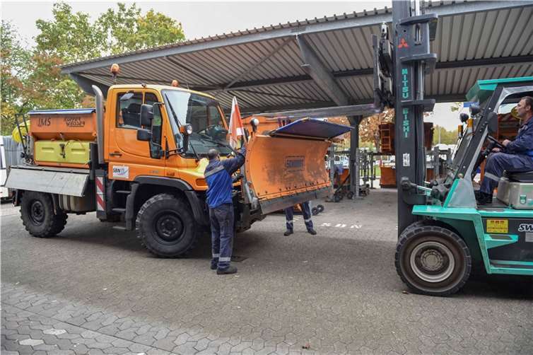 Die Räumfahrzeuge werden frühzeitig für den Einsatz umgerüstet.