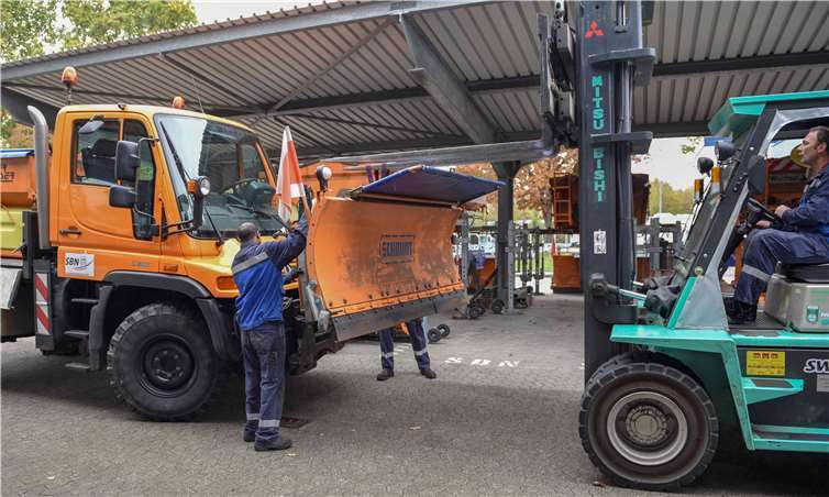 Die Räumfahrzeuge wurden frühzeitig für den Einsatz umgerüstet.SBN