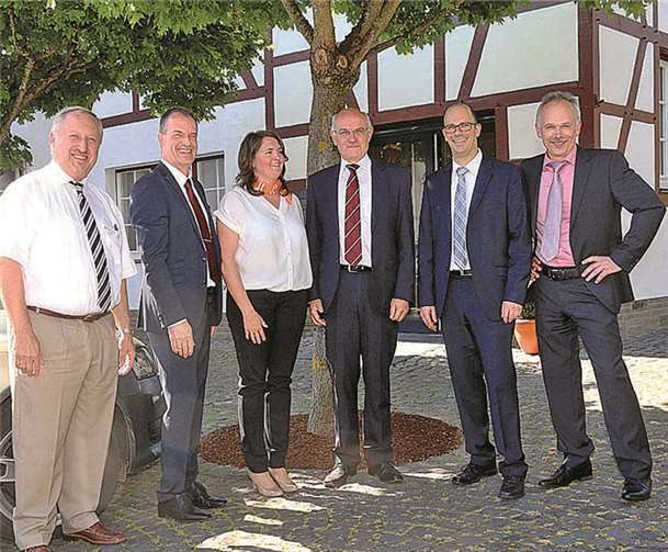 Die Raiffeisenbank Mitarbeiter freuen sich auf die gelungene Wiedereröffnung (v.li.): Ernst Bugl, Heiko Ulrich, Yvonne Retzmann, Erich Althammer, Daniel Wiemer und Heinz Weingarz. SES