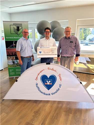 Die Raiffeisenbank Voreifel eG hat Anfang September eine großzügige Spende in Höhe von 20.000 Euro an den TV Rheinbach übergeben, um den Erhalt des Kursangebotes zu unterstützen. Foto: Raiffeisenbank Voreifel eG
